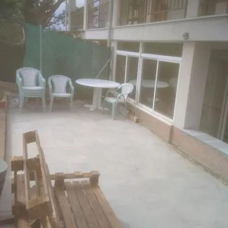 Magnifico Bajo Con Jardin Al Lado De La Playa